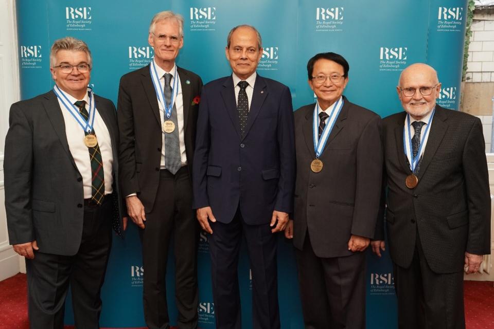 President Rahman (in the middle): &bdquo;On behalf of the IEEE and the medal sponsor ARM we congratulate the 2019 to 2023 Maxwell Medal recipients: David Flynn und David Jaggar (2019) (left-hand side), Mau-Chung Frank Chang (2023) (right-hand side) und Ingo Wolff (2022) (right-hand outside)&ldquo;.